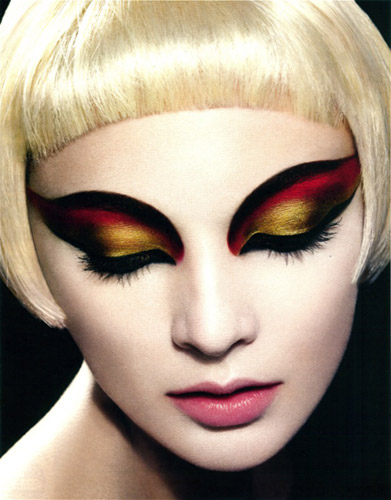 The elusive cat eye is one of the charming makeup styles.